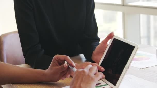 Mulheres de negócios usando Digital Tablet — Vídeo de Stock