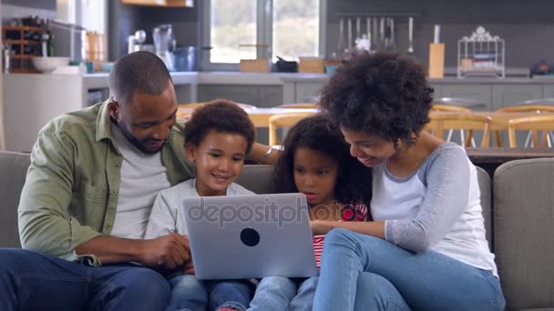 Famille utilisant un ordinateur portable — Video