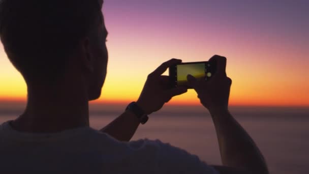 Mann macht Panoramafoto mit Handy — Stockvideo