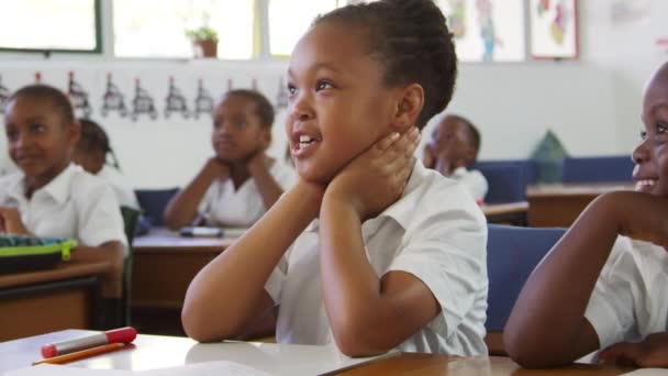 Çocuklar ders sırasında dinleme — Stok video