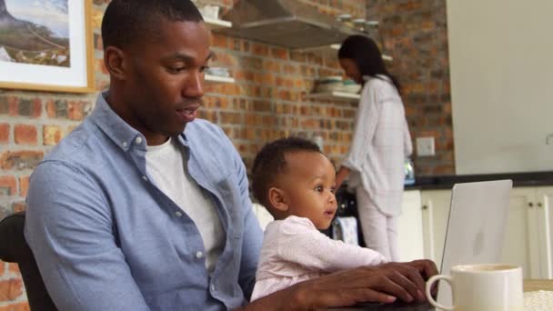 Padre e hija del bebé utilizan el ordenador portátil — Vídeo de stock