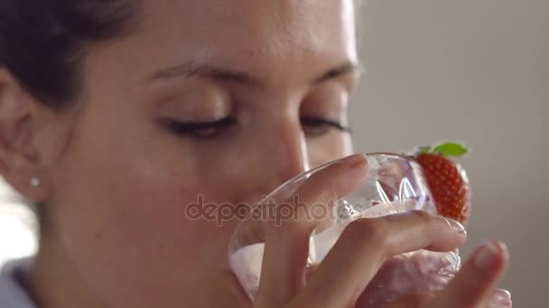 Женщина пьет смузи — стоковое видео