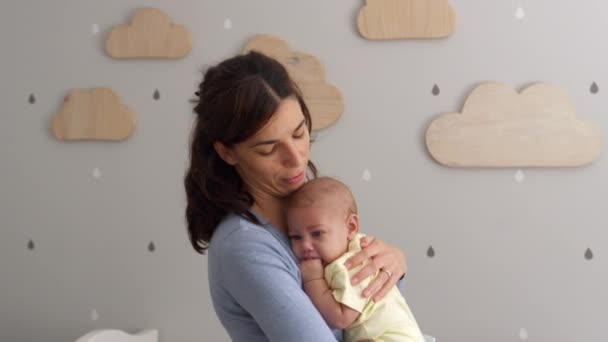 Moeder troostend zoontje In kinderkamer — Stockvideo