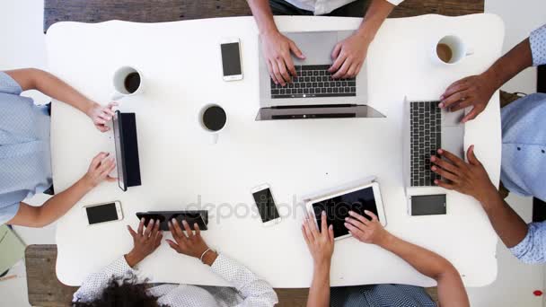 Grupo trabalhando em computadores com telefones — Vídeo de Stock
