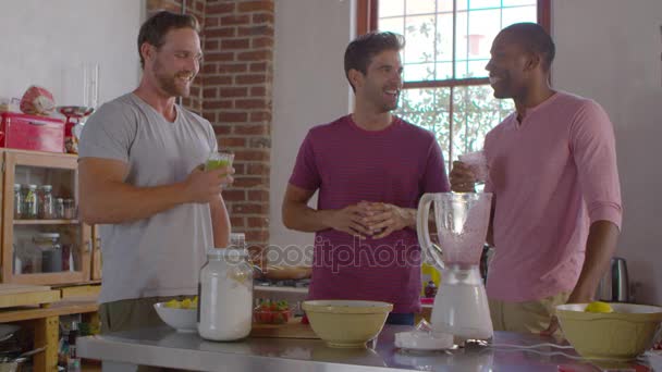 Vrienden met smoothies praten in keuken — Stockvideo