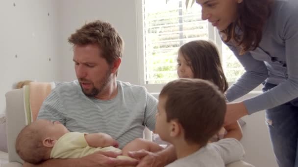Familj med barn och nyfödda Son — Stockvideo