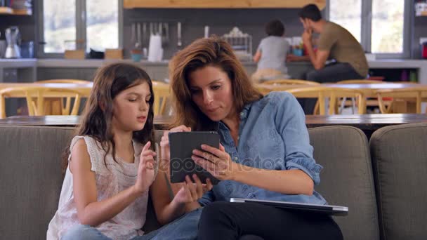 Moeder en dochter met behulp van digitale apparaten — Stockvideo