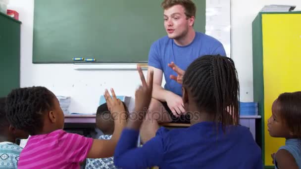 Kids sitting and playing with teacher — Stock Video