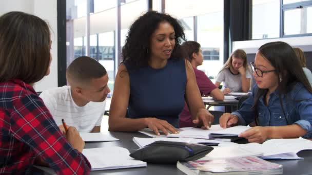 Enseignant étudiant des livres en classe — Video