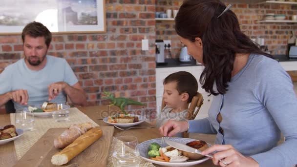 Сім'я їдять їжу — стокове відео