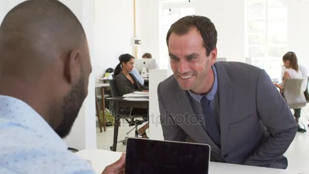 Dois homens apertam as mãos antes da entrevista — Vídeo de Stock