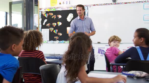 Profesor tomando lección — Vídeo de stock