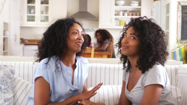 Мати розмовляє з дочкою-підлітком — стокове відео