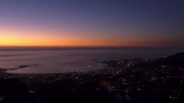 Stadt am Meer bei Sonnenuntergang — Stockvideo