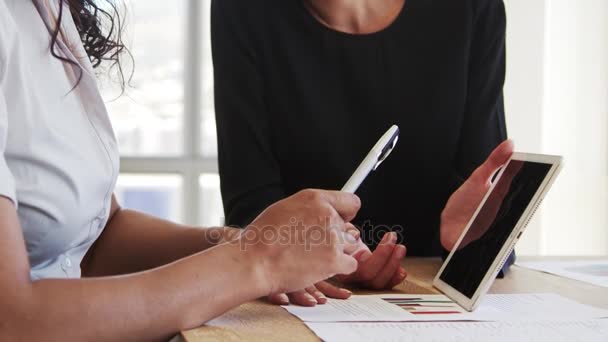 Zakenvrouwen die digitale tablet gebruiken — Stockvideo