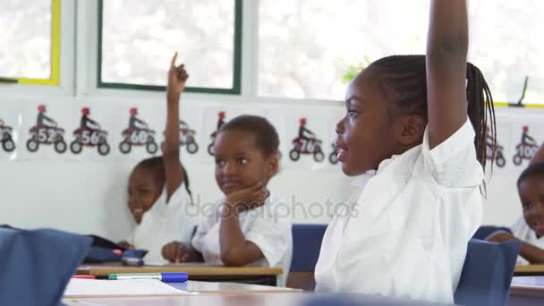 Дети поднимают руки во время урока — стоковое видео