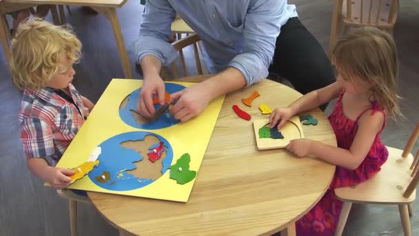 Professeur et élèves utilisant des formes en bois — Video