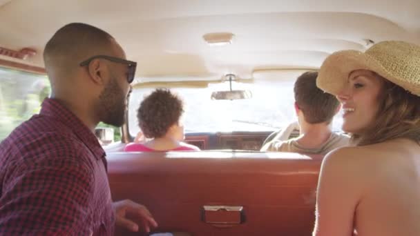 Amigos durante el viaje por carretera — Vídeo de stock