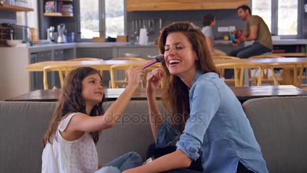 Hija poniendo maquillaje en madre — Vídeos de Stock