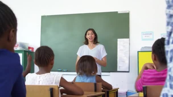 Δασκάλα ρωτά τα παιδιά στην τάξη — Αρχείο Βίντεο
