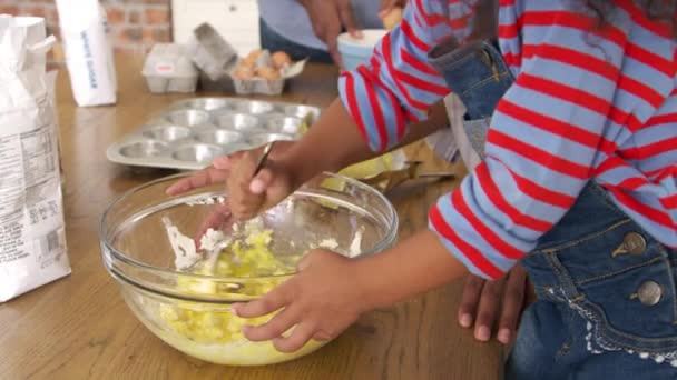 Ebeveynler ve çocuklar kek pişirme — Stok video