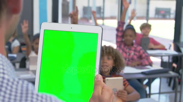 Вчитель використовує планшет у школі — стокове відео