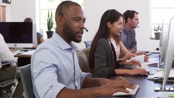 Collega's die werken op computers op kantoor — Stockvideo