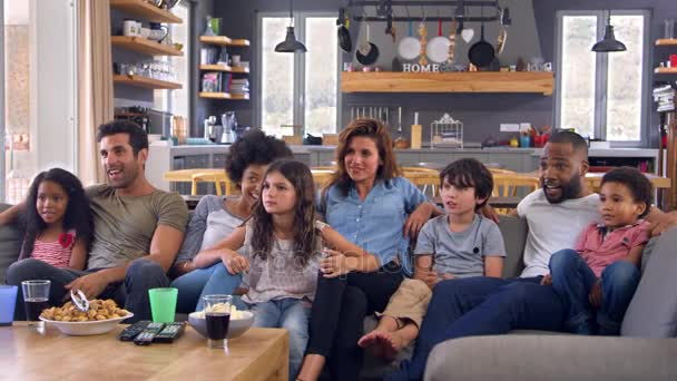 Twee Families kijken naar sport — Stockvideo