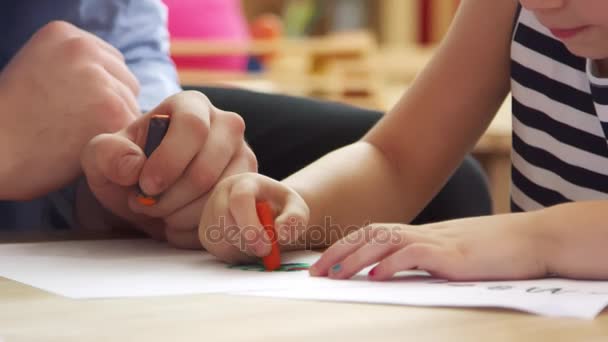 Dibujo del alumno con lápices de colores — Vídeos de Stock