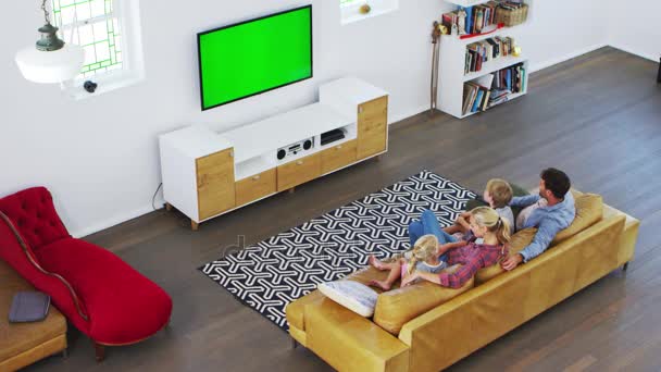 Familia en el salón viendo la televisión — Vídeos de Stock