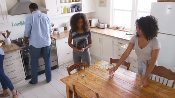 Familie leggen tabel voor de maaltijd — Stockvideo