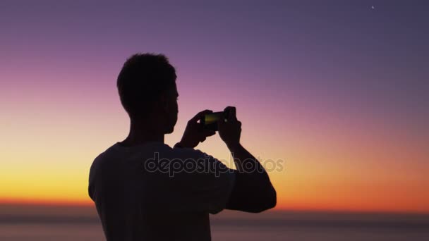 Человек делает панорамное фото с телефоном — стоковое видео
