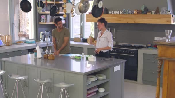 Niños ayudando a los padres en la cocina — Vídeos de Stock