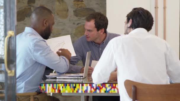 Hommes travaillant à l'ordinateur dans la salle de conférence — Video