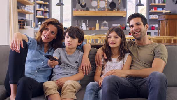 Familia viendo televisión — Vídeo de stock