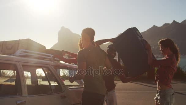 Freunde laden Gepäck auf Auto — Stockvideo