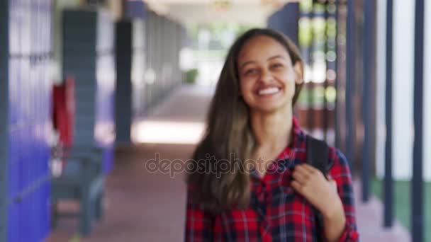 青少年步行到照相机 — 图库视频影像