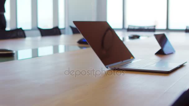 Notebook a Tablet v prázdné tabulce — Stock video
