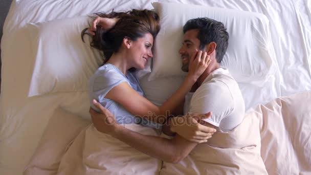 ロマンチックなカップルは一緒にベッドで横になっています。 — ストック動画