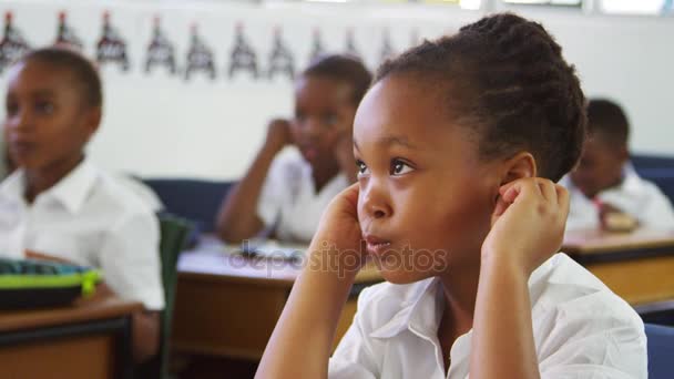 Дети слушают во время урока в школе — стоковое видео