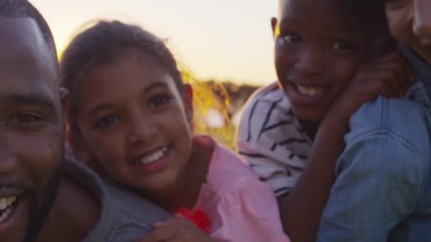 Feliz familia negra abrazándose al aire libre — Vídeos de Stock