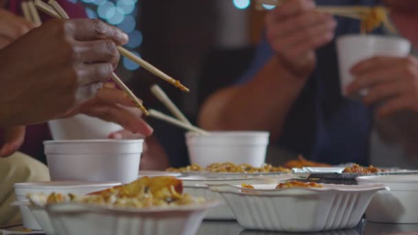 Друзья делятся китайской едой на вынос — стоковое видео