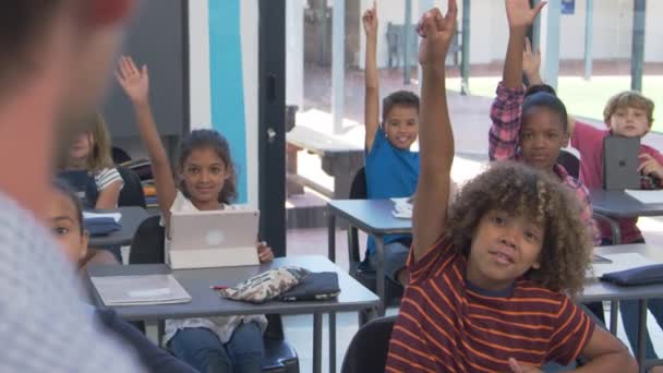 Estudiantes mirando al profesor en clase — Vídeos de Stock