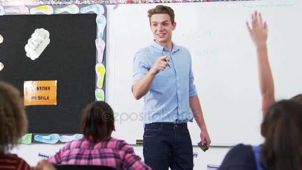 Lärare använder whiteboard i skolan lektion — Stockvideo