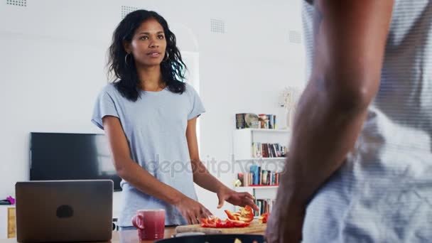 Junges Paar bereitet gemeinsam Mahlzeit zu — Stockvideo