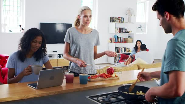 Amigos preparando la comida juntos — Vídeo de stock