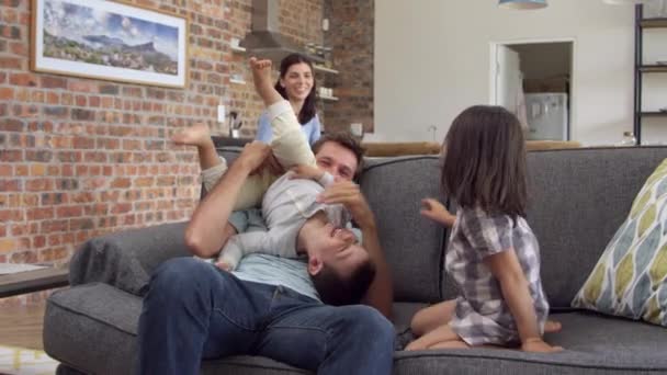Far leker med barn — Stockvideo