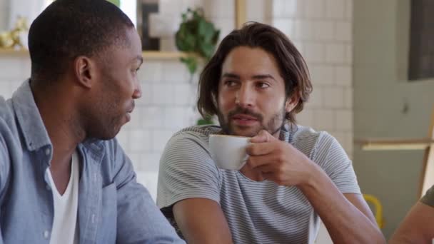 Encontro de amigos masculinos na cafetaria — Vídeo de Stock