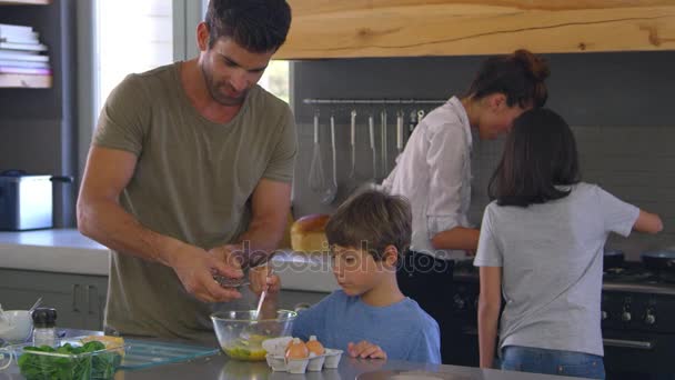 Famille dans la cuisine faisant le petit déjeuner du matin — Video