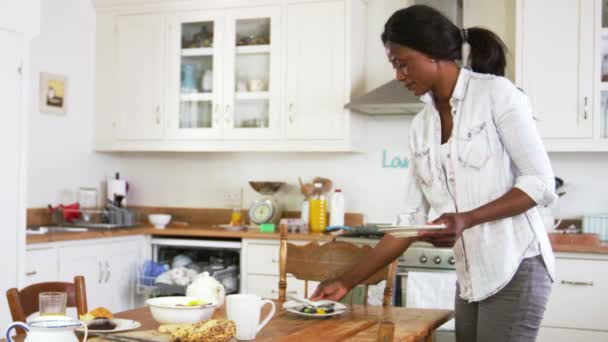 Mujer limpiando mesa de desayuno — Vídeos de Stock